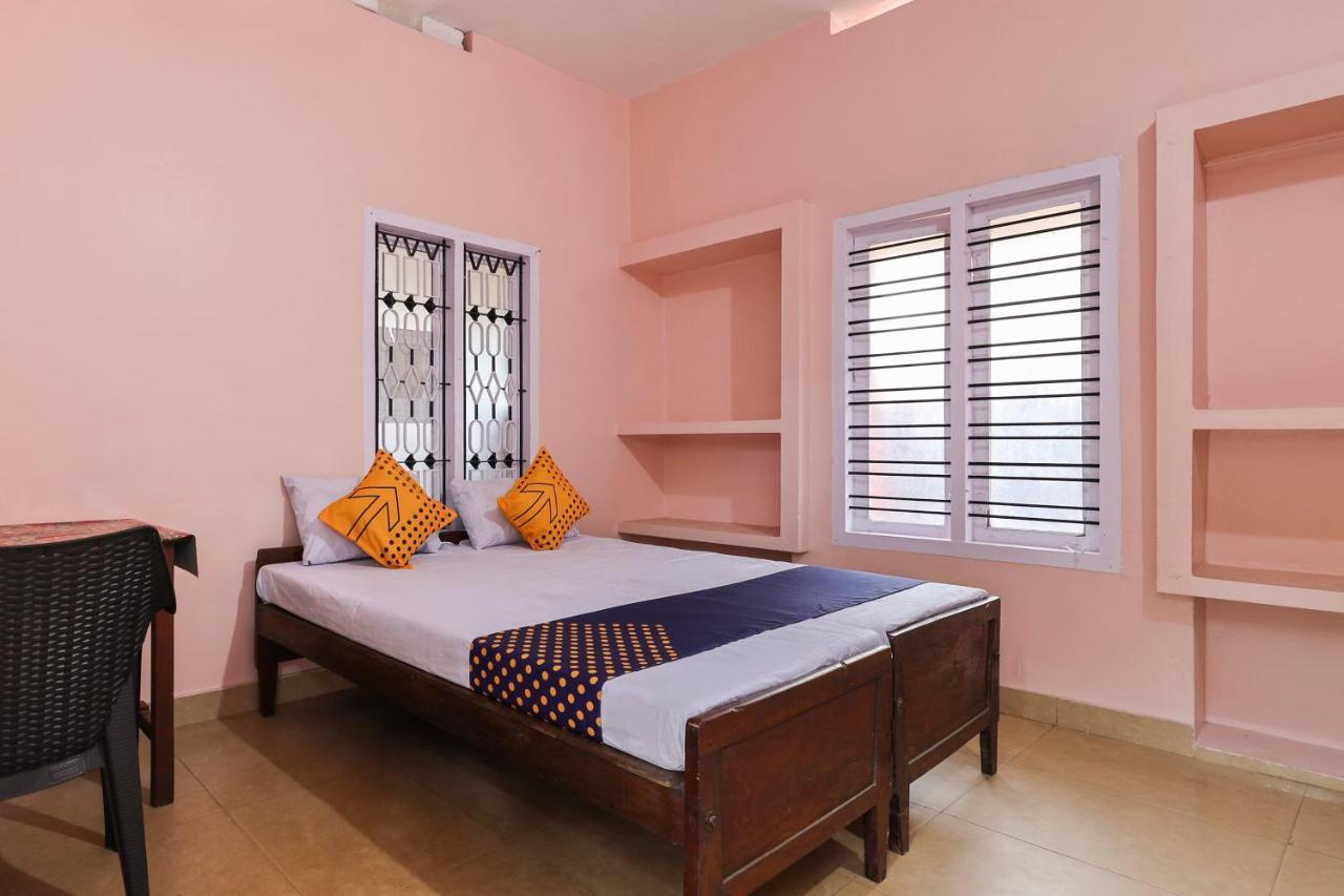 SPOT ON 68111 Jeena Motels Kollam Buitenkant foto