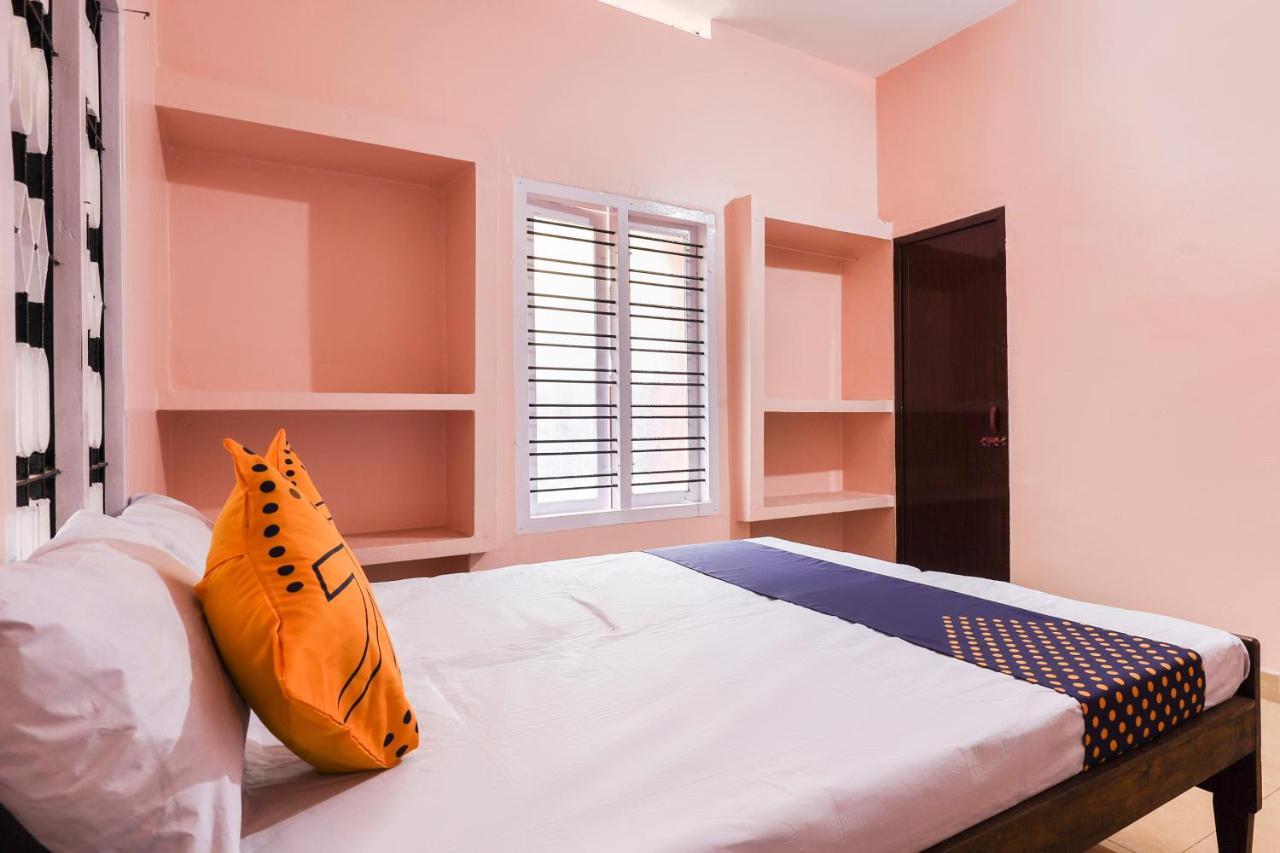 SPOT ON 68111 Jeena Motels Kollam Buitenkant foto